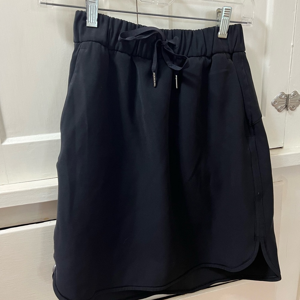 Lulu On the Fly Mid-Rise Skirt in black. Size 4 excellent condition like new!